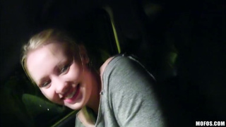 Грубый секс с милой и ненасытной наивной шлюшкой