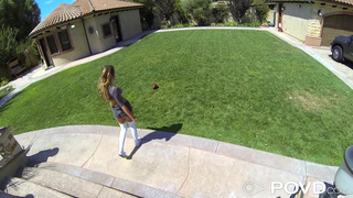 Держит за волосы и ебёт стройняшку рачком на кровати