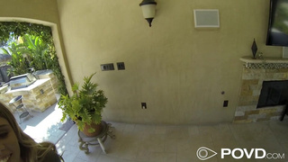 Держит за волосы и ебёт стройняшку рачком на кровати