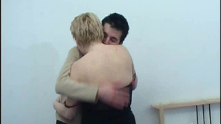 Голодная русская мамашка присосалась к хую подростка и дала ему в задницу