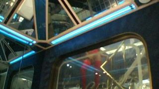 Юная сучка в чулочках делает отсос негру в межрассовом групповом порно