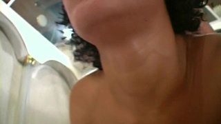 Юная сучка в чулочках делает отсос негру в межрассовом групповом порно