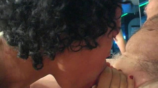 Юная сучка в чулочках делает отсос негру в межрассовом групповом порно