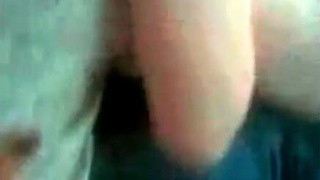 Пьяная посасывает в машине и разговаривает по телефону