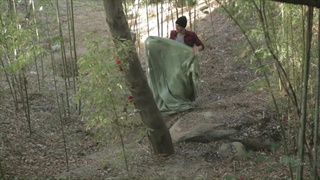 Русская белокурая красотка в лесу долбится в жопу с жаром и пылом