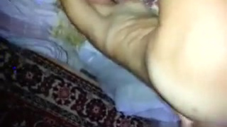 Крендель снимает на камеру как ебет на четвереньках муженьку в попу