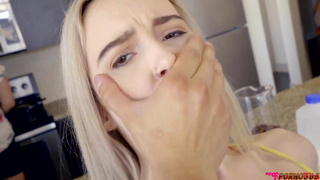 Брат сунул хуец в пещерку младшей сестры на кухне