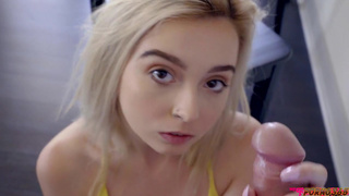 Брат сунул хуец в пещерку младшей сестры на кухне