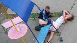 Алкаш ебет женщину прямо во дворе возле детской площадки