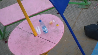 Алкаш ебет женщину прямо во дворе возле детской площадки