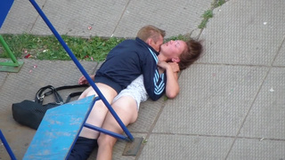 Алкаш ебет женщину прямо во дворе возле детской площадки