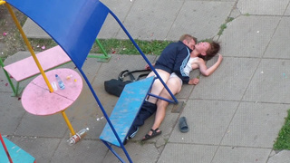 Алкаш ебет женщину прямо во дворе возле детской площадки