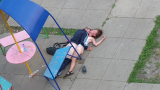 Алкаш ебет женщину прямо во дворе возле детской площадки