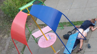 Алкаш ебет женщину прямо во дворе возле детской площадки