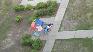 Алкаш ебет женщину прямо во дворе возле детской площадки