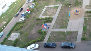 Алкаш ебет женщину прямо во дворе возле детской площадки