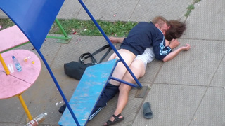 Алкаш ебет женщину прямо во дворе возле детской площадки