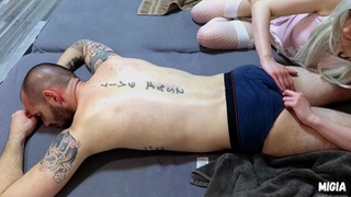 Сосед теребонькает анал массажистки кулаком и сношает членом в домашке