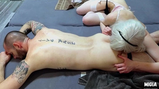 Сосед теребонькает анал массажистки кулаком и сношает членом в домашке