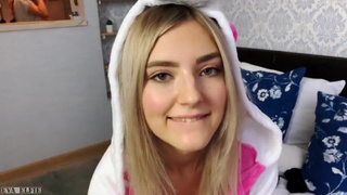 Русская сеструха показала дойки брату и трахнулась за помощь с контрольной