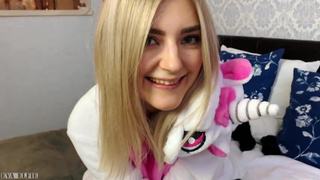 Русская сеструха показала дойки брату и трахнулась за помощь с контрольной