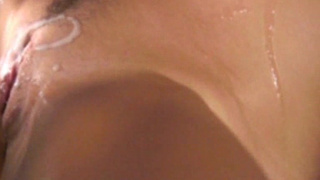 Сперма на пилотке шлюшки осталась после групповухи