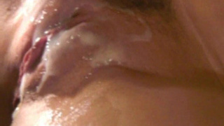 Сперма на пилотке шлюшки осталась после групповухи