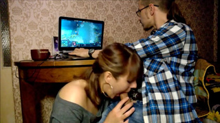 Барышня отсасывает у пацана дотера