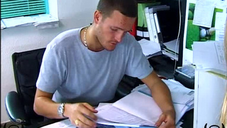 Эта чика вынуждена сосать и ебаться с босом и его дружками, что бы не вылететь