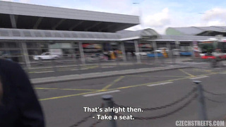 Сношает за деньги на улице красивую тёлку в форме