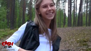 Стерва дразнит своего пацыка на улице голыми титьками