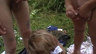 Хулиганка согласилась на секс с тремя парнями на природе