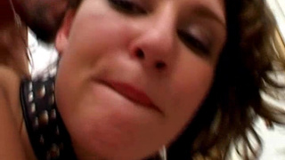 У жопастой путаны из анала вытекает сперма после групповухи