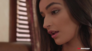 Кобель жестко чпокает наивную шлюху а она теребонькает свой клитор