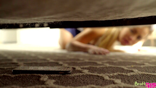 Очкастый брат чпокнул сводную сеструху, застрявшую под кроватью