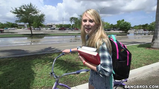 Молоденькую студентку-отличницу легко уломали на секс в машине