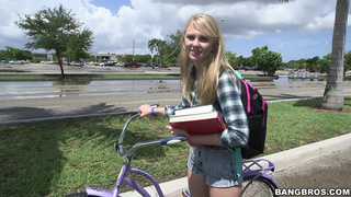 Молоденькую студентку-отличницу легко уломали на секс в машине