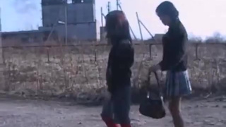 Снял двух русских проституток и пердолит на улице