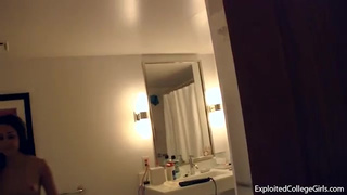 Великолепная брюнетка покорно дает в жопу на секс кастинге