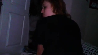 Привлекательная девчуля ебется активно во влагалище