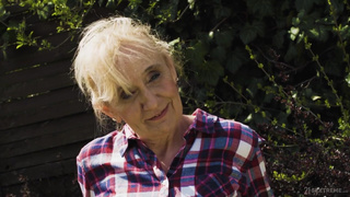 Взрослый внучонок сношает бабушку на удобном кушетке