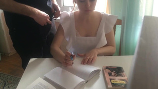 Падчерица уже привыкла, что отчим ее пердолит во время уроков