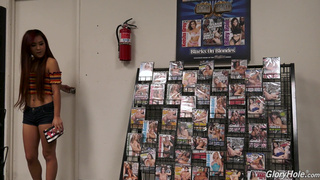 Через дырень в стене рыжая азиатка отсасывает черный стояк