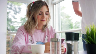 Русская сестренка ртом полирует конец брата и учится трахаться в пещерку