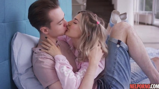 Русская сестренка ртом полирует конец брата и учится трахаться в пещерку