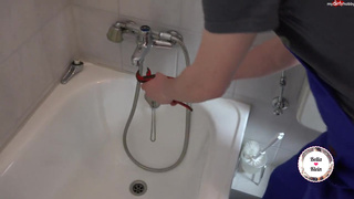 Кончил в пизду очкастой подружке после ебли в ванной