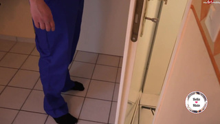 Кончил в пизду очкастой подружке после ебли в ванной