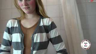 Кончил в пизду очкастой подружке после ебли в ванной