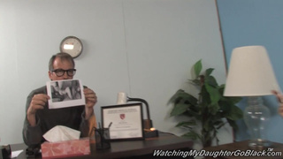 Белая особа облизывает толстый черный стояк и долбится в пизду