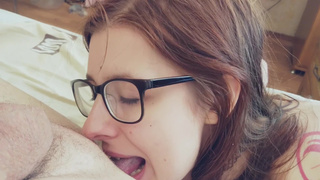 Крошка в колготках получает толстый конец в глотку и тугую попку